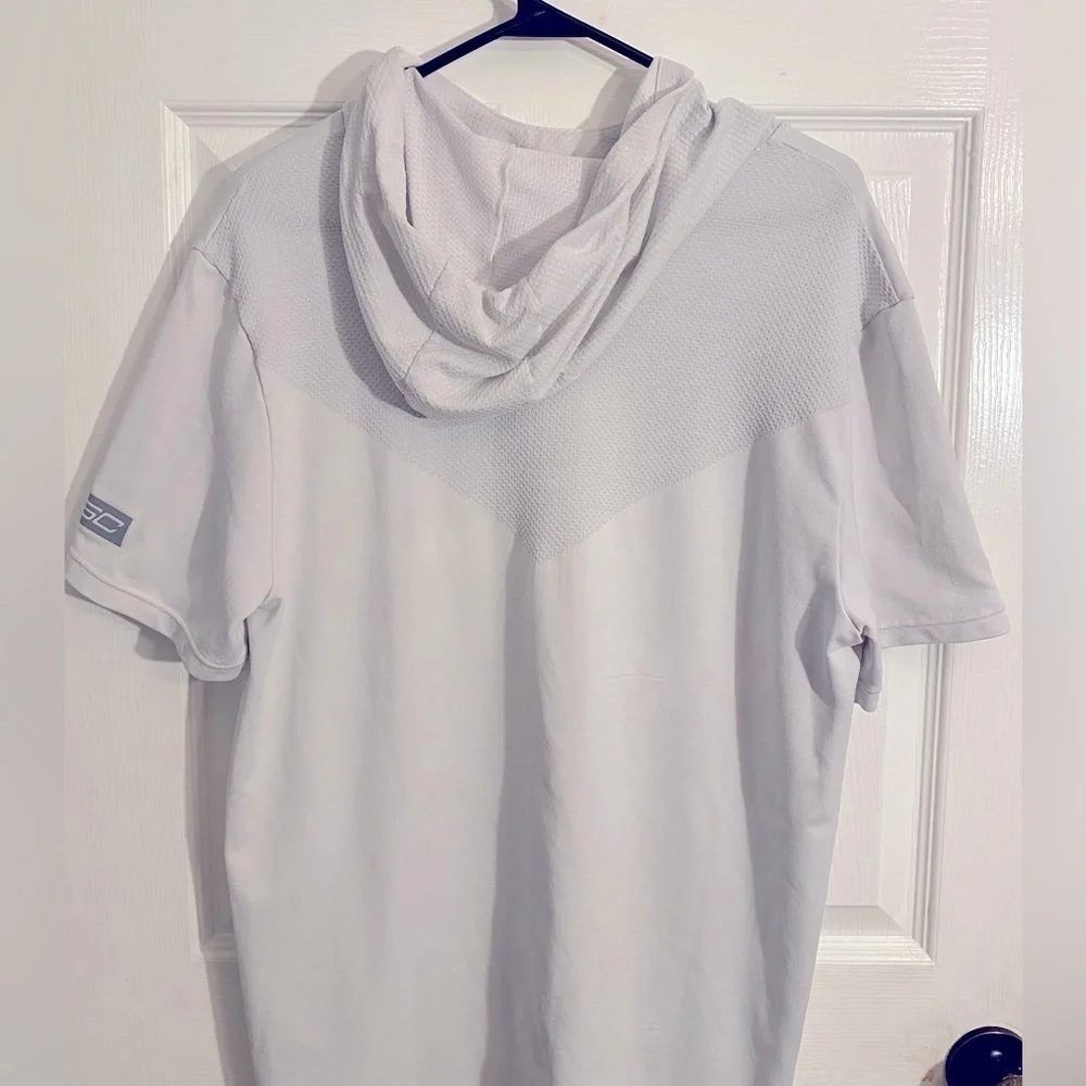 Under Armour White Fitted Top HeatGear Size‎ Large